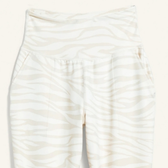 New, no tags Old Navy Active cream high waist jogger in 7/8 length, size Small - Picture 7 of 13